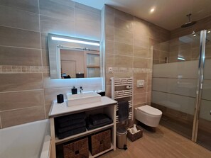 Een douche, een haardroger, handdoeken, zeep