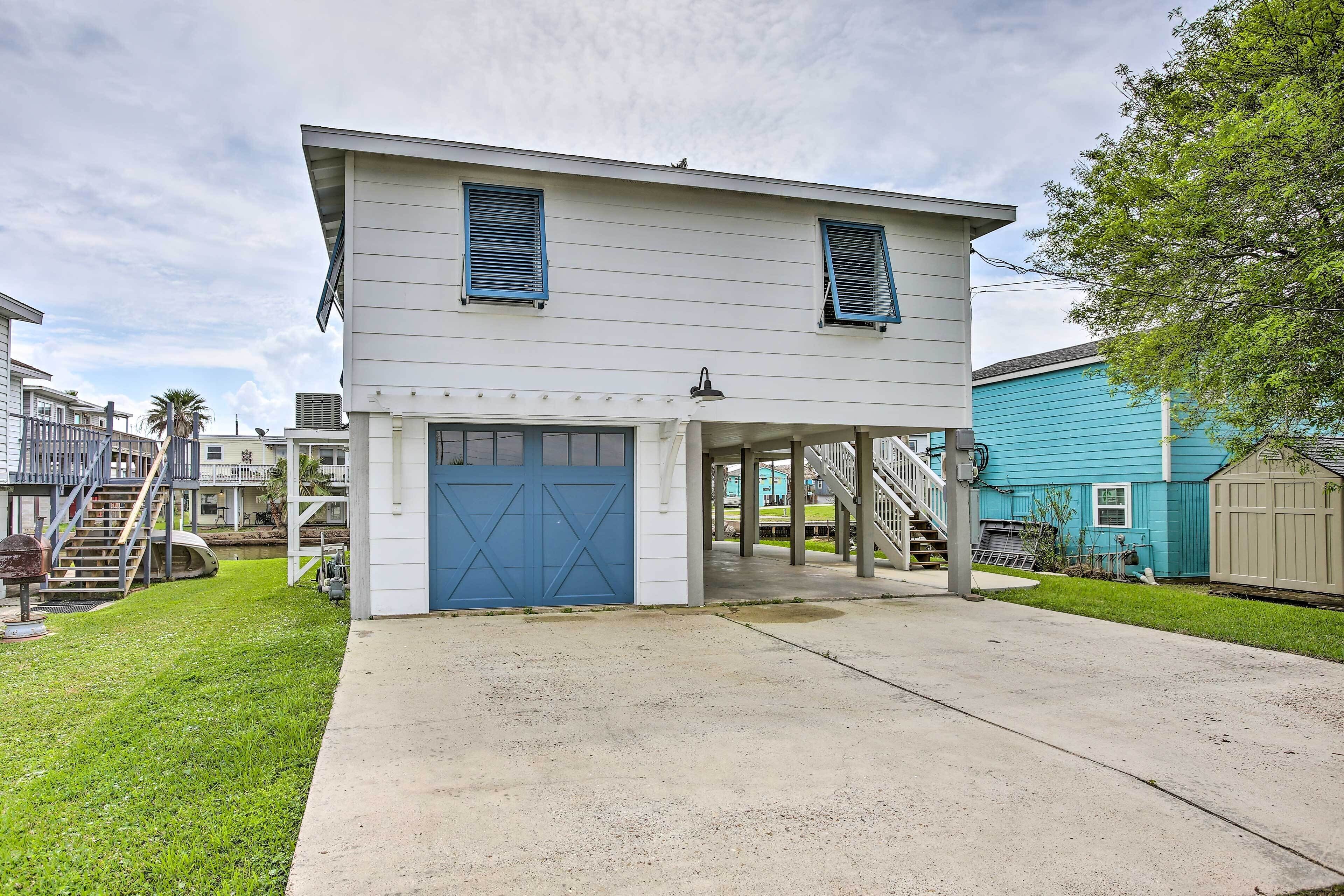 Waterfront Hitchcock Home w/ Spacious Deck!
