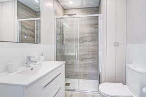 Dusche, Haartrockner, Bidet, Handtücher
