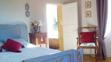 2 slaapkamers, een strijkplank/strijkijzer, reisbedje, gratis wifi