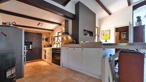 Coffee/tea maker, fridge, microwave, oven - Hill-top haven with private pool & endless views (Belvezet)