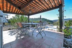 Outdoor dining - Hill-top haven with private pool & endless views (Belvezet)