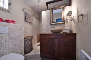 Shower, hair dryer - Hill-top haven with private pool & endless views (Belvezet)