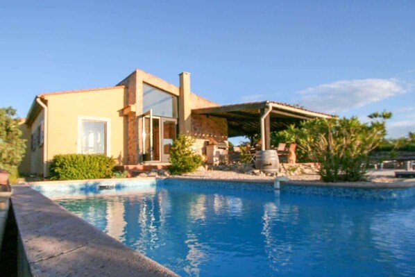 A house with a swimming pool, a covered patio, and a small garden area. - Hill-top haven with private pool & endless views (Belvezet)