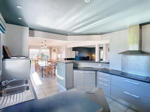 Family Paradise: Spacious House with Heated Pool and Beach Proximity 