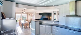 Family Paradise: Spacious House with Heated Pool and Beach Proximity 