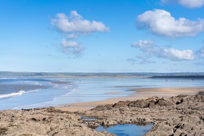 On the beach - Ocean Spray no. 7 - Sea Views, short walk to the beach & Westward Ho! village (Westward Ho!)