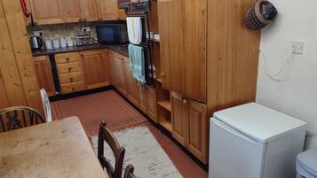 House | Private kitchen | Fridge, microwave, oven, stovetop