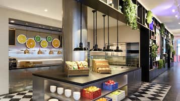 Se ofrece un desayuno bufé (21.00 USD por persona)