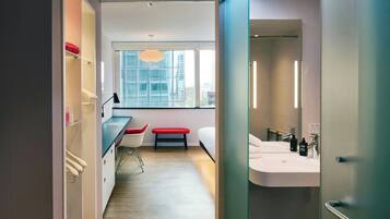 Habitación, 1 cama King size, para no fumadores (Mobility Accessible, Roll-In Shower) | Ropa de cama de alta calidad y camas con pillow-top