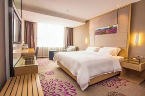 A modern hotel room with a large bed, a glass partition, a desk, and a view of a field through the window. - Lavande Hotel (Guilin Railway Station Mixc) (Guilin)