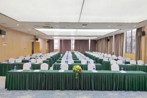 A conference room with long tables, chairs, and water bottles, featuring a carpeted floor and a large window. - Lavande Hotel (Guilin Railway Station Mixc) (Guilin)