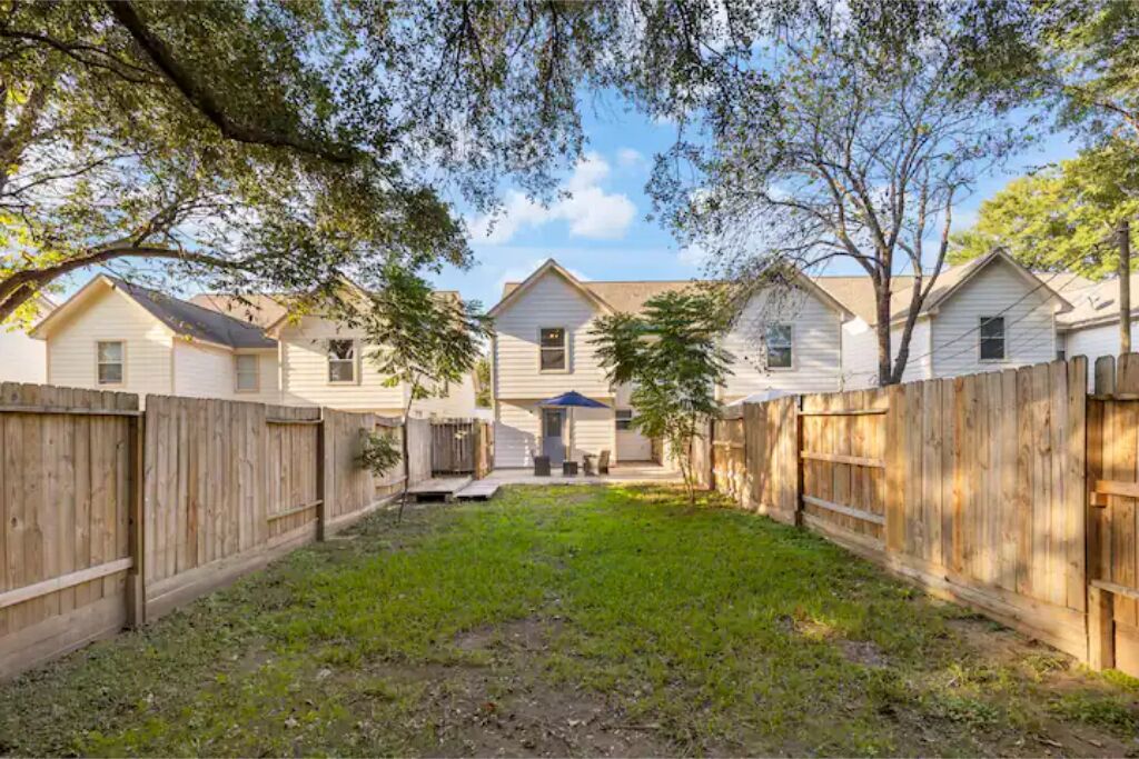 3 BR 'Blue Door Cottage'