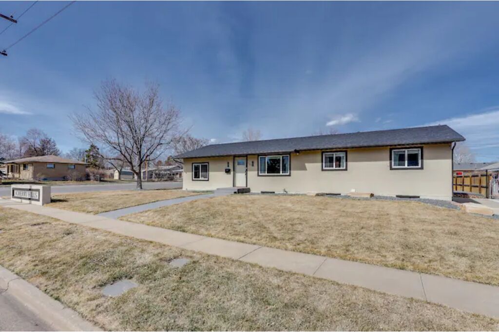 Family-Friendly Fun House! with HOT TUB!