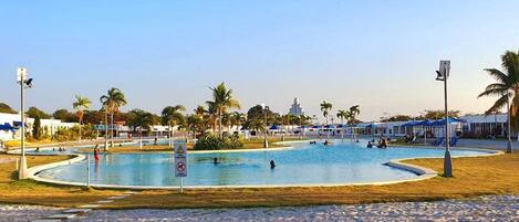 Una piscina al aire libre