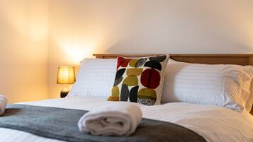 2 bedrooms, iron/ironing board, free internet, bed sheets