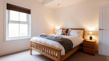 2 bedrooms, iron/ironing board, free internet, bed sheets