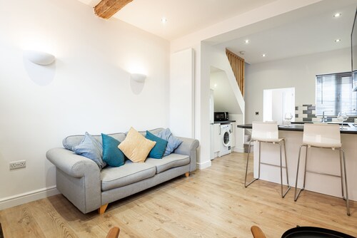 2 Bedroom House with Parking. Close to River walks