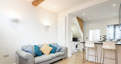 2 Bedroom House with Parking. Close to River walks