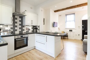 Micro-ondes, grille-pain, batterie de cuisine, vaisselle et ustensiles