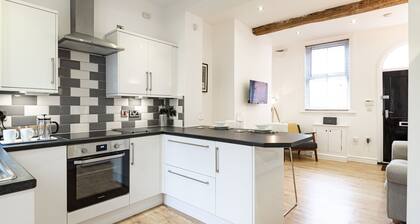 2 Bedroom House with Parking. Close to River walks