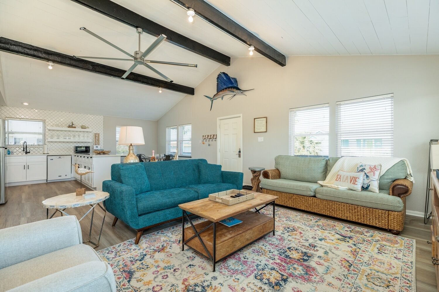 Beach access, public pool, 10 min drive to Downtown Galveston