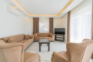 Luxury-Apartment | Wohnbereich | 50-Zoll-LED-Fernseher mit Digitalempfang, Fernseher