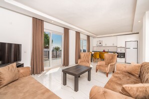 Luxury-Apartment | Wohnbereich | 50-Zoll-LED-Fernseher mit Digitalempfang, Fernseher