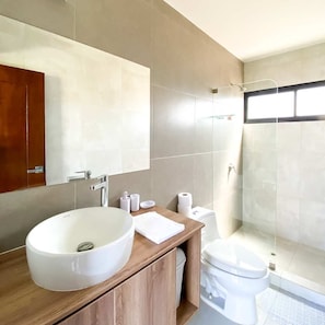 Shower - HOP Encanto: Countryside, Sun & Fun in Pisco (Pisco)