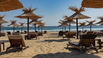 Playa en los alrededores y camastros