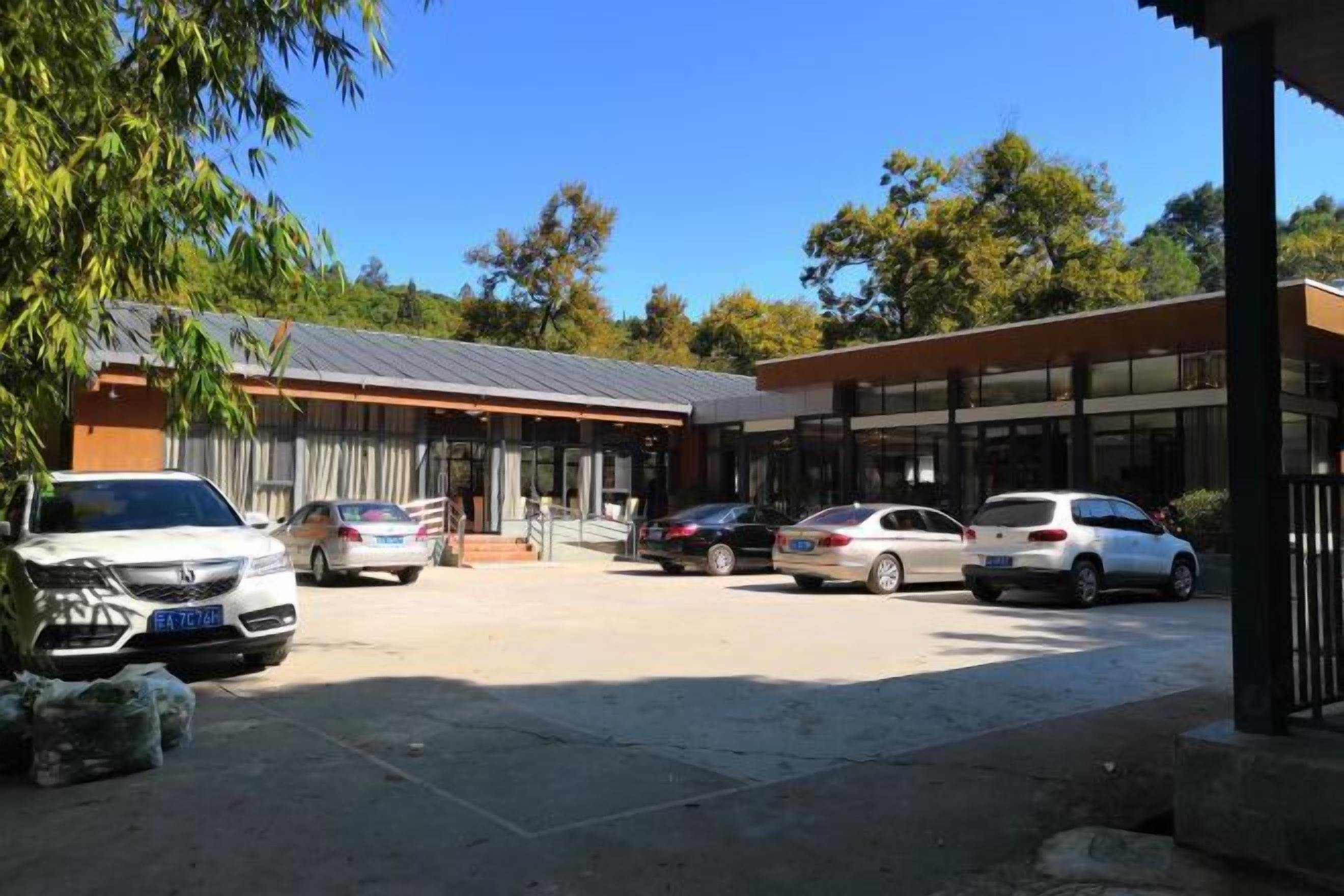 مواقف سيارات مجانية