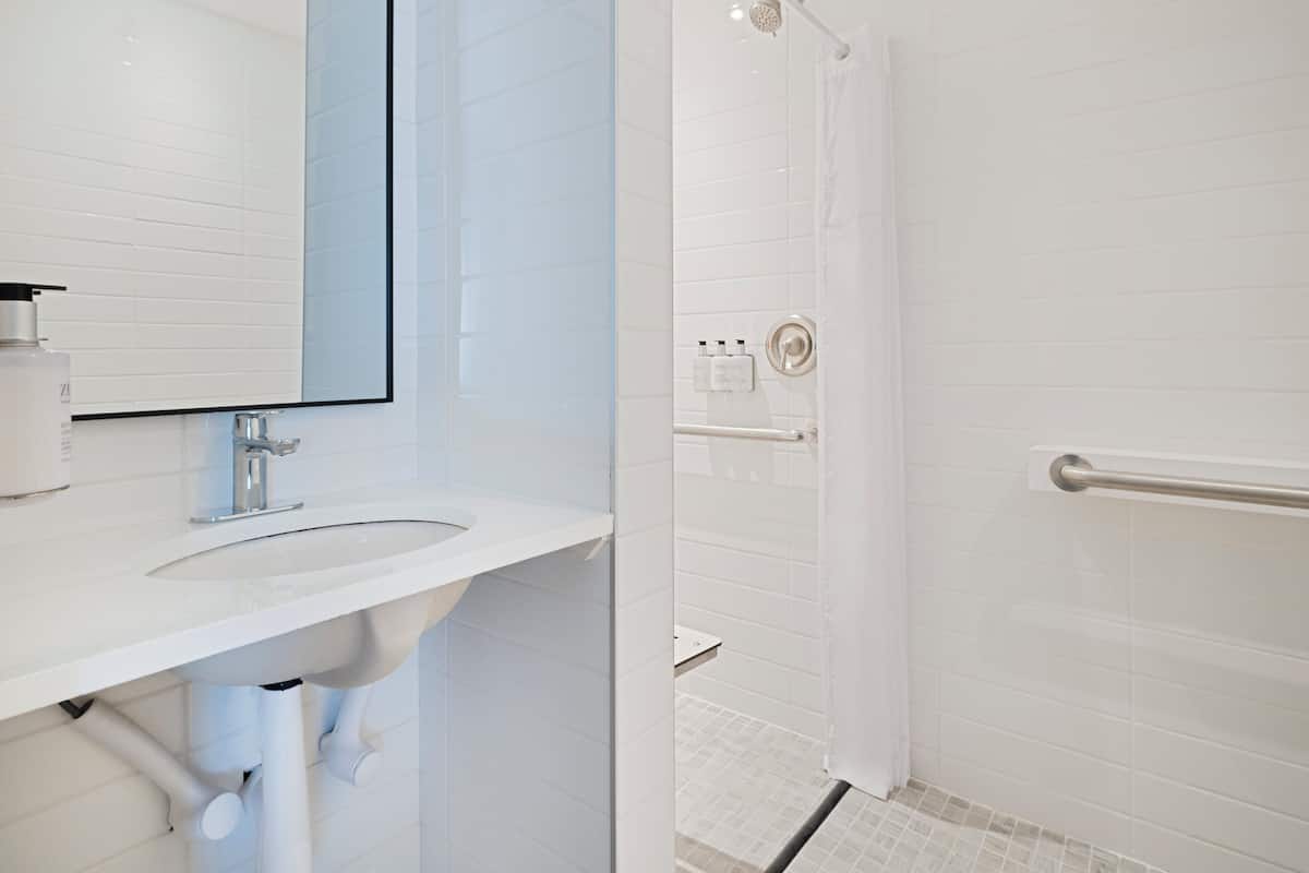 Regadera, amenidades de baño gratuitas, secadora de cabello, toallas