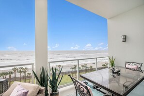 Outdoor dining - 🌊 2/2 Diamond Beachfront , Galveston, Amenities Galore! W/D in Unit, 6th FL (Galveston)