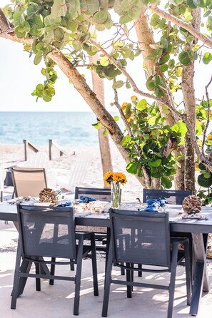 Outdoor dining - "Lost Loon" Oceanfront Cottage by Roxy Rentals (Englewood)