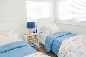 2 bedrooms, iron/ironing board, free WiFi, bed sheets - "Lost Loon" Oceanfront Cottage by Roxy Rentals (Englewood)
