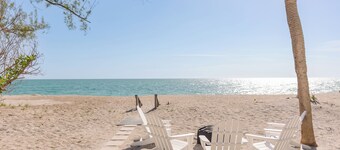 "Lost Loon" Oceanfront Cottage by Roxy Rentals