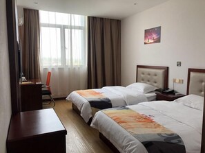 A hotel room with two beds, a desk, and a chair. - Shell Shanghai Jinshan District Zhangyan Town Songjin Highway Hotel (Shanghai)