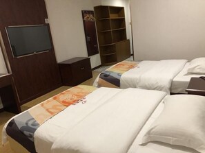 A hotel room with two single beds, a TV, a wardrobe, and a seating area with a table and chairs. - Shell Shanghai Jinshan District Zhangyan Town Songjin Highway Hotel (Shanghai)