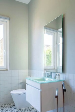 Dusche, Haartrockner, Handtücher