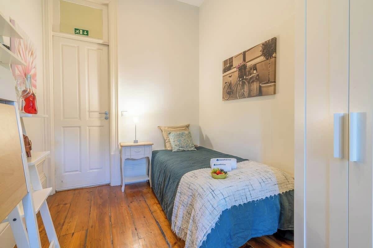 Strykjärn/strykbräda, resesäng, wi-fi och sängkläder