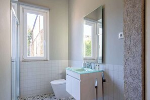 Dusche, Haartrockner, Handtücher