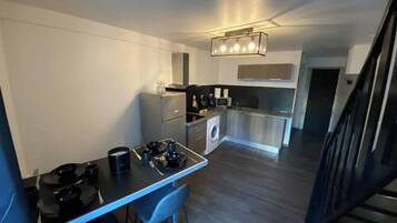 Coffee/tea maker, fridge, microwave, stovetop