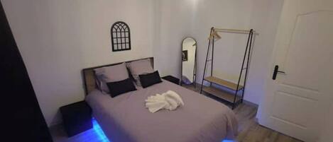 2 chambres, fer et planche à repasser, Wi-Fi gratuit, draps fournis