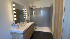 Shower, towels - Loft type house with garden (Nîmes)