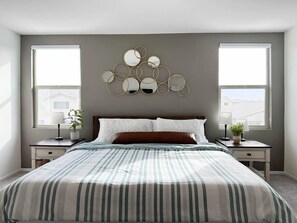 6 habitaciones, escritorio y tabla de planchar con plancha 
