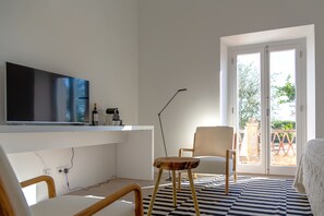 Premium bedding, free minibar, in-room safe, individually furnished - Cenoura-Brava Villas & Suites. (Évora)