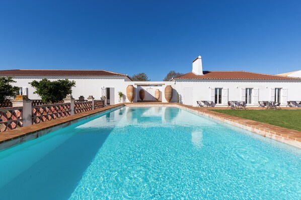 Piscina a l'aire lliure, para-sols i gandules