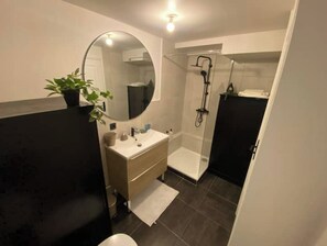 Douche, sèche-cheveux, serviettes fournies, savon