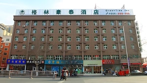 A hotel with a signboard displaying the name and contact number. - Greentree Inn Henan Zhengzhou Wanda Hanghai Middle Road Business Hotel (Zhengzhou)