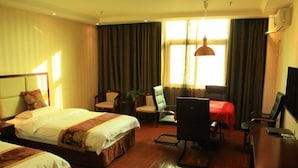 A hotel room with two beds, a desk, a chair, and a TV. - Greentree Inn Henan Zhengzhou Wanda Hanghai Middle Road Business Hotel (Zhengzhou)